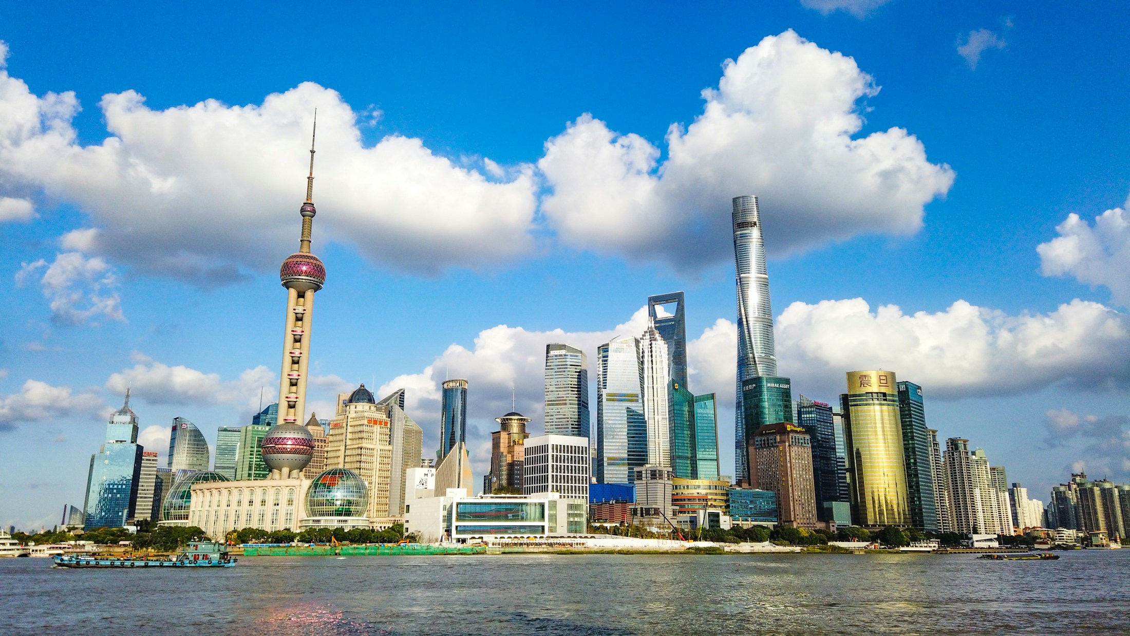 阳光下的上海城市天际线